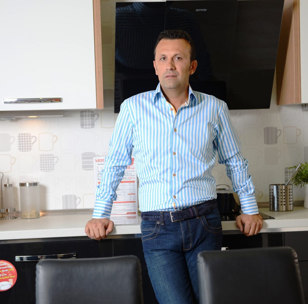 Peste 3.700 de români au în camera de zi livingul New York de la Lem’s