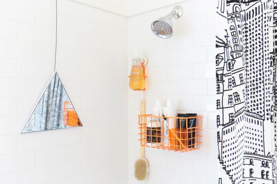 O baie şi patru idei de amenajare cu bani puţini