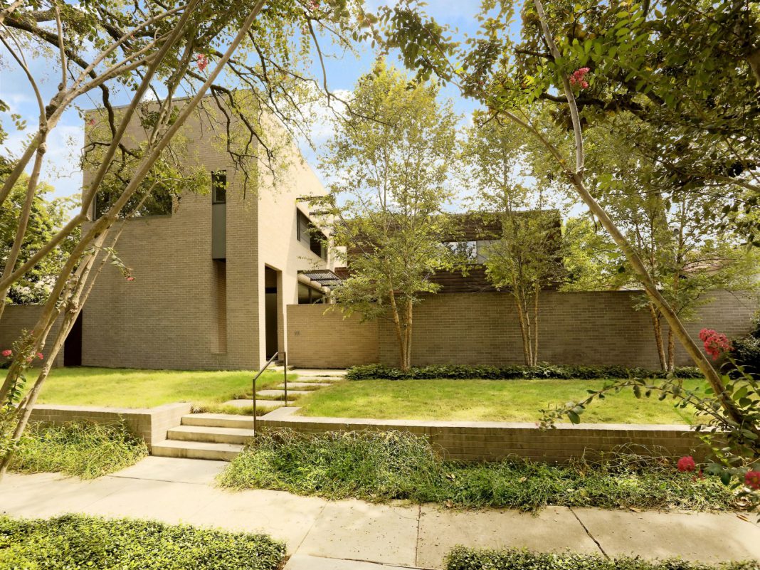 Casa care combină perfect spaţiile private cu cele de socializare