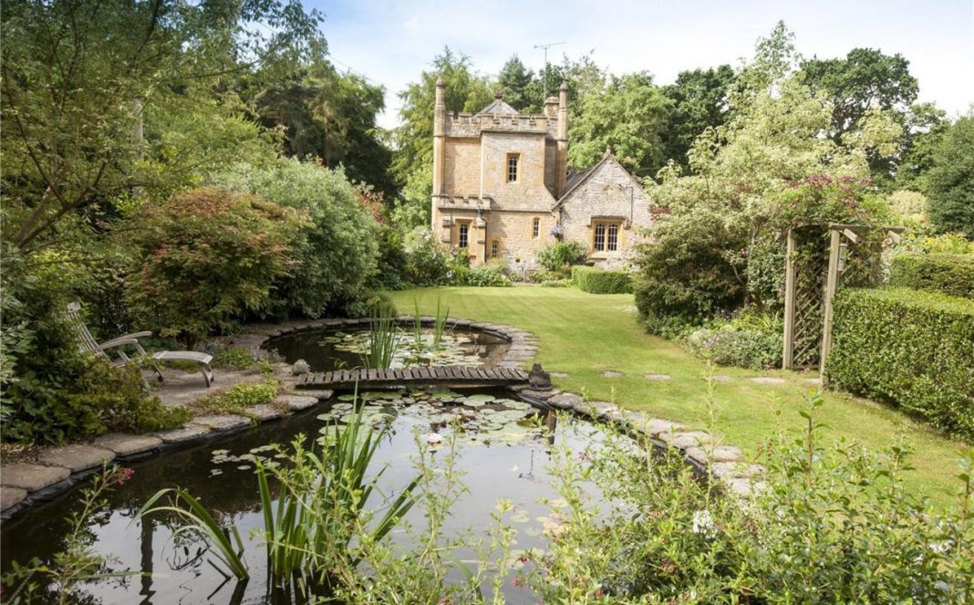 Cum arată şi cât costă cel mai mic castel din Marea Britanie