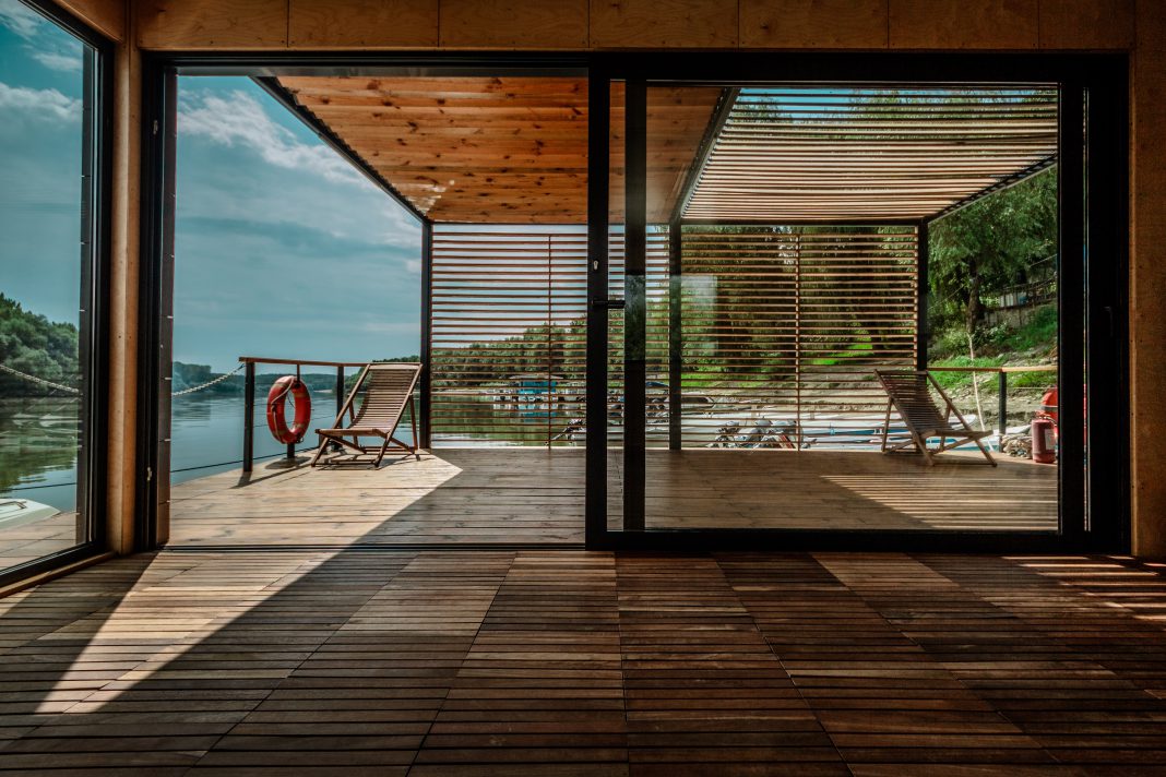 Cum arată casa plutitoare construită în România