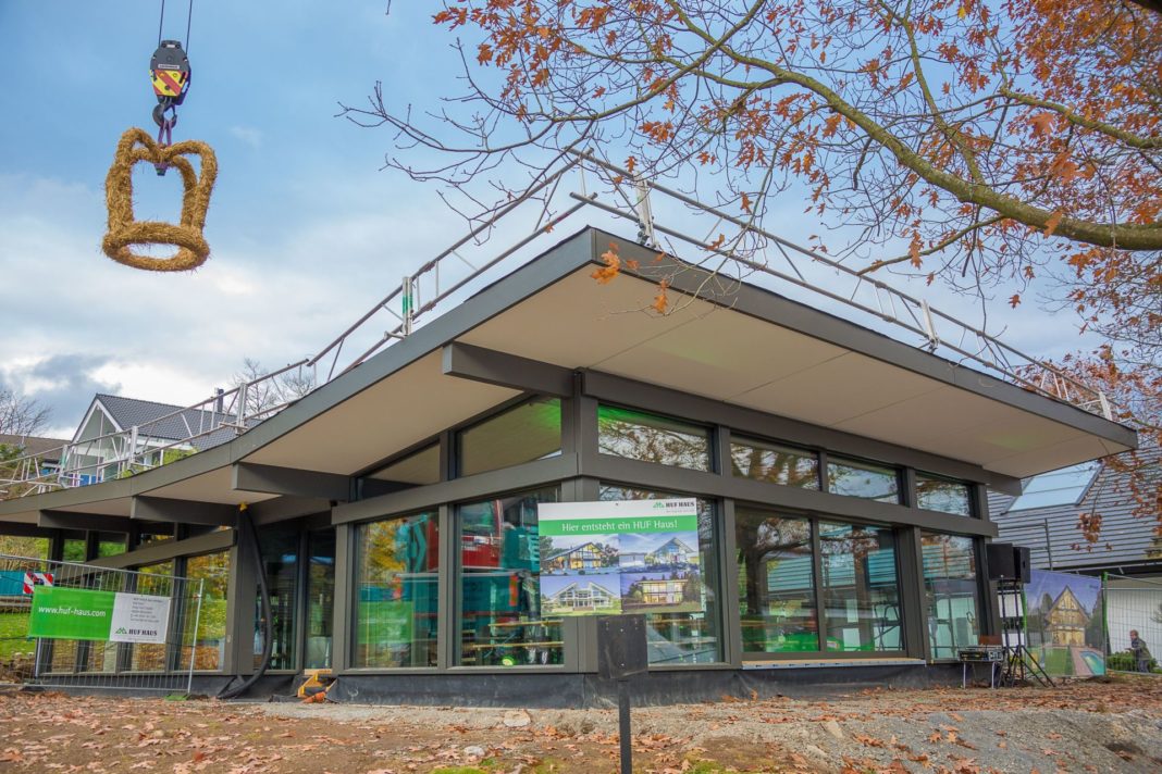 Un nou tip de locuinţă pe piaţa prefabricatelor: casa din sticlă