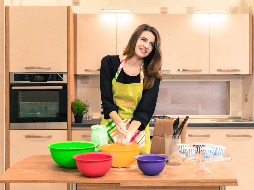 Brioşe, mobilă şi singurătate…temporară