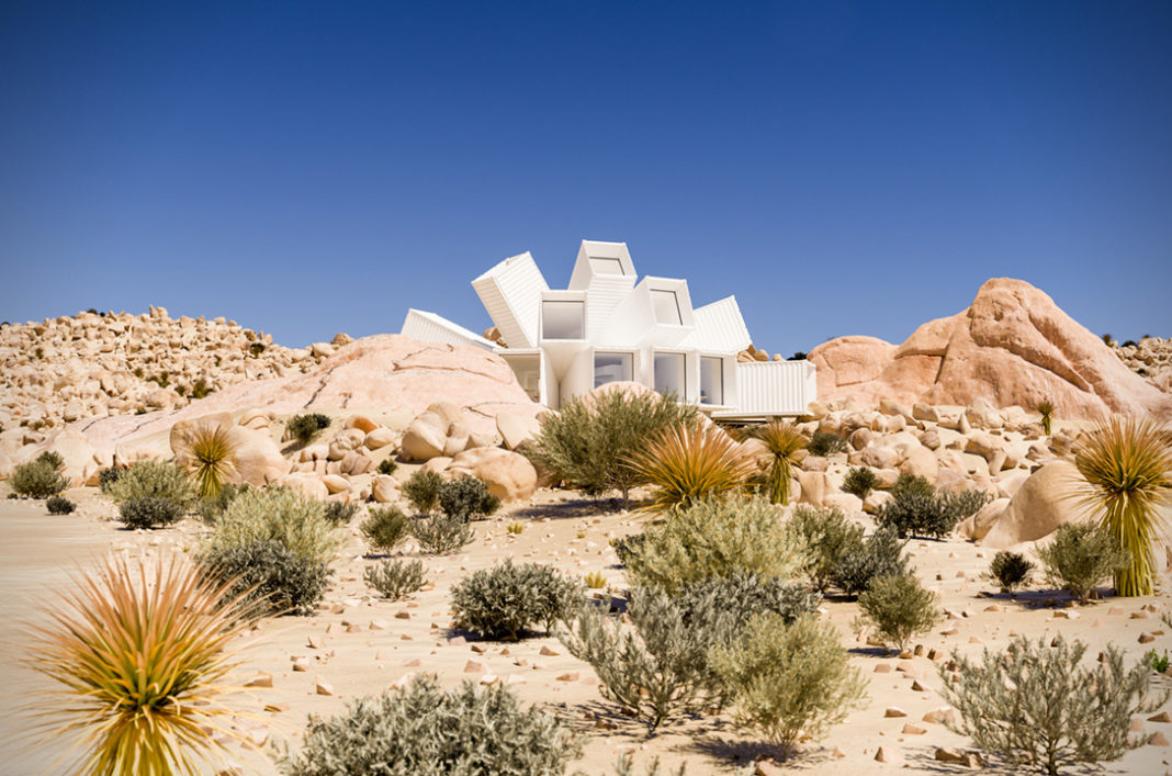 Vilă din containere maritime în mijlocul deșertului