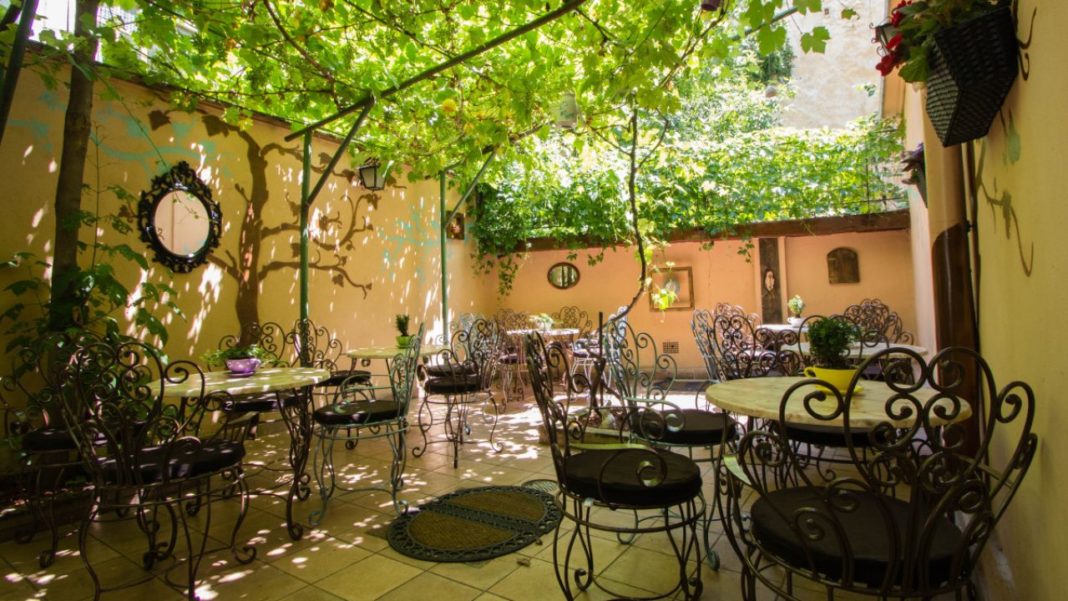 Top 5 ceainarii cu gradina din Bucuresti care te pot inspira