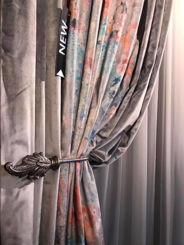 Decoraţiuni de efect cu draperii pentru living Casoteca