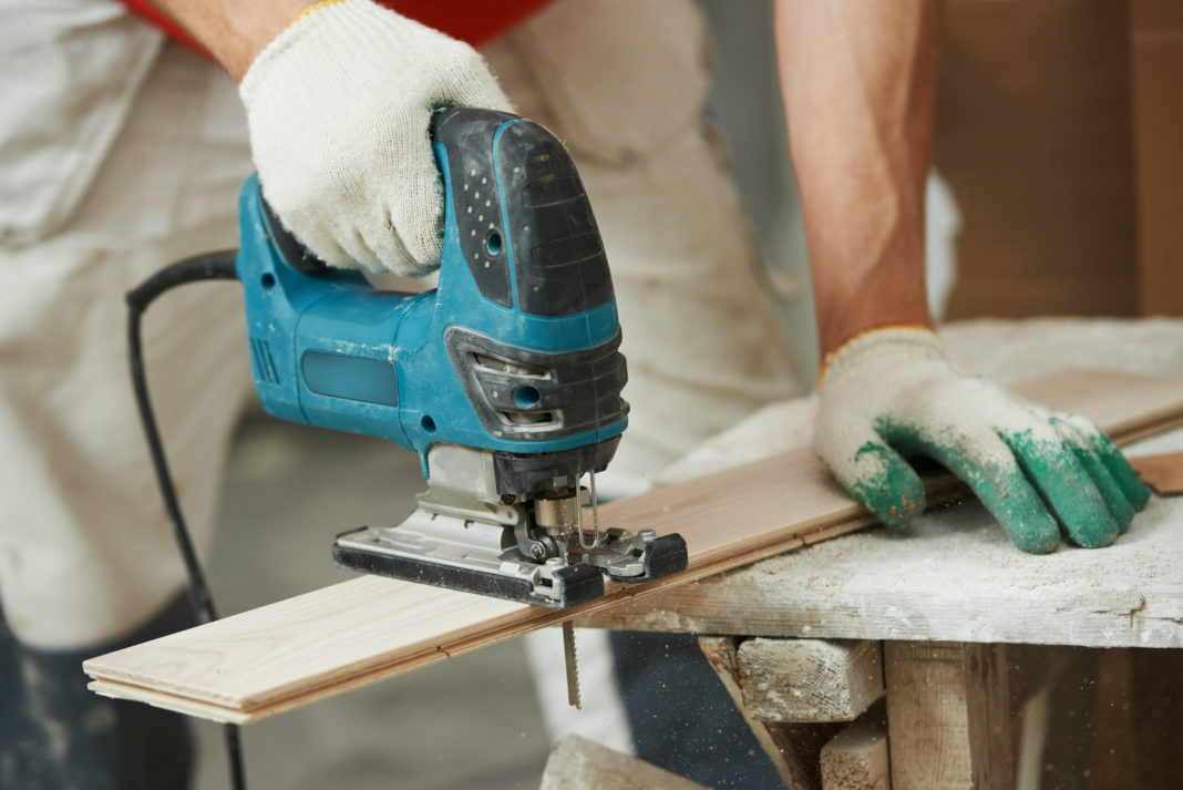 Reparațiile din casă pot fi realizate păstrând distanța recomandată între meseriaș și locuitori, cu plata serviciilor prin telefon