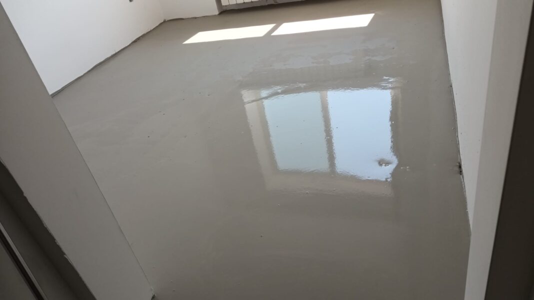 Șapa cu perle de polistiren și șapa autonivelantă fac podeaua dreaptă / Atenție la meseriași