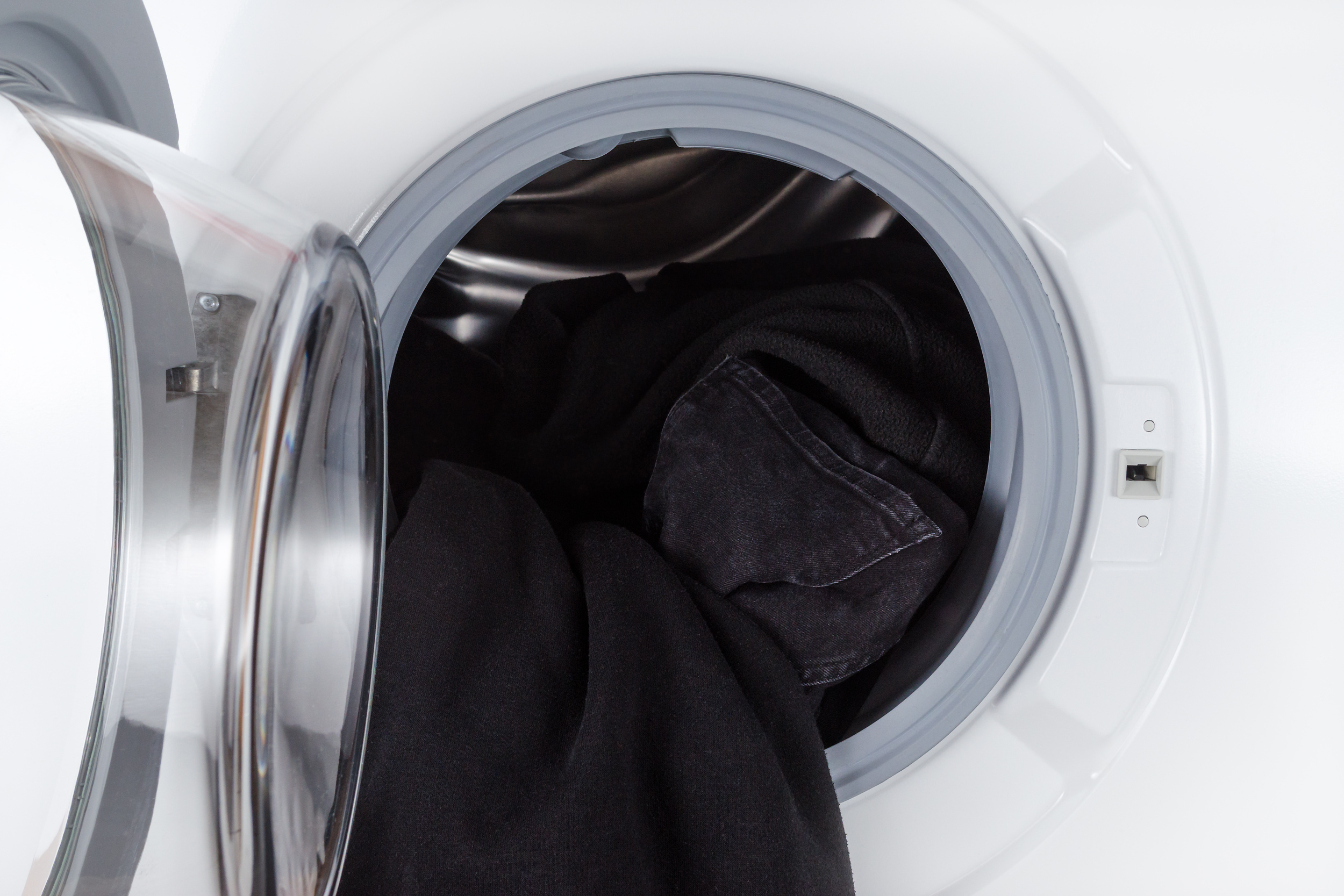 Можно ли стирать синее с черным. Одежда в стиральной машине. Черная одежда стирка. Черное белье в стиральной машинке. Темные вещи стиральная машина.