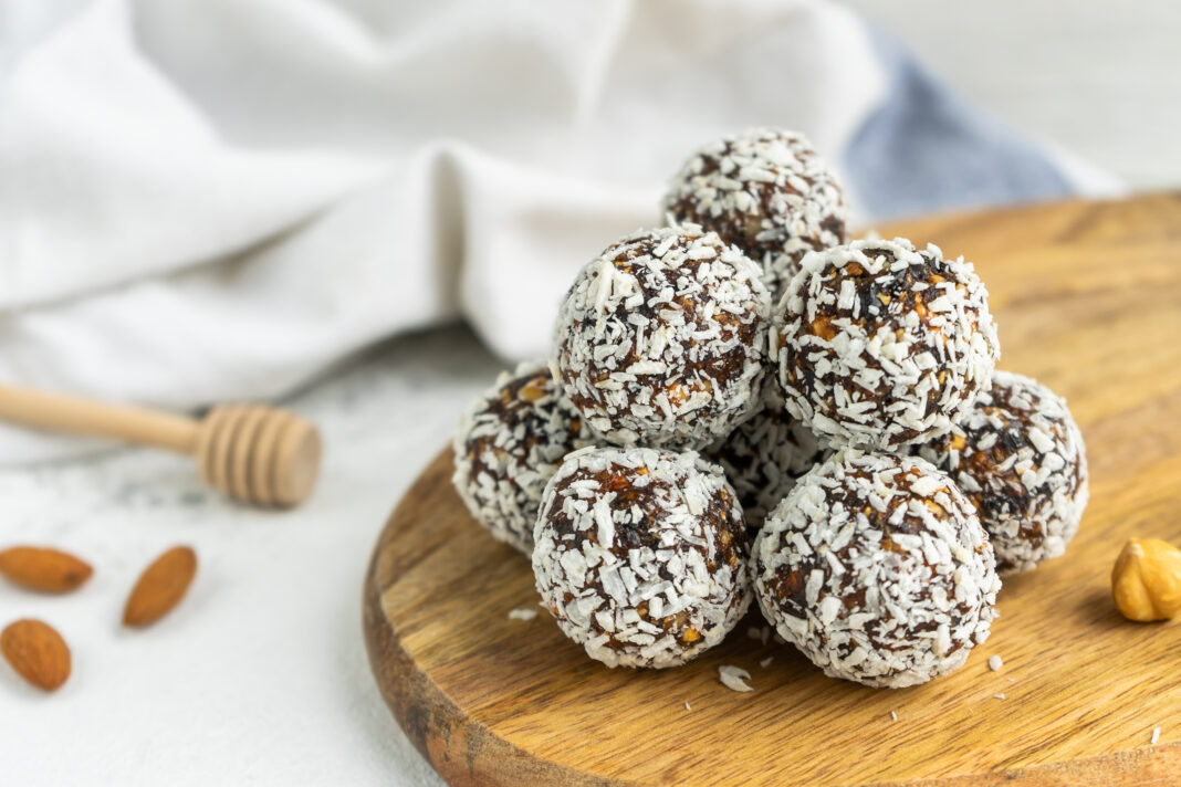Bomboane cu nucă de cocos și fulgi de ovăz
