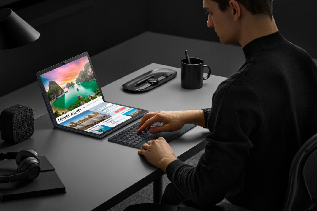 Zenbook 17 Fold OLED (UX9702): primul laptopul pliabil cu tehnologie OLED