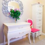 O oglindă cu ramă bogată este un accesoriu romantic clasic