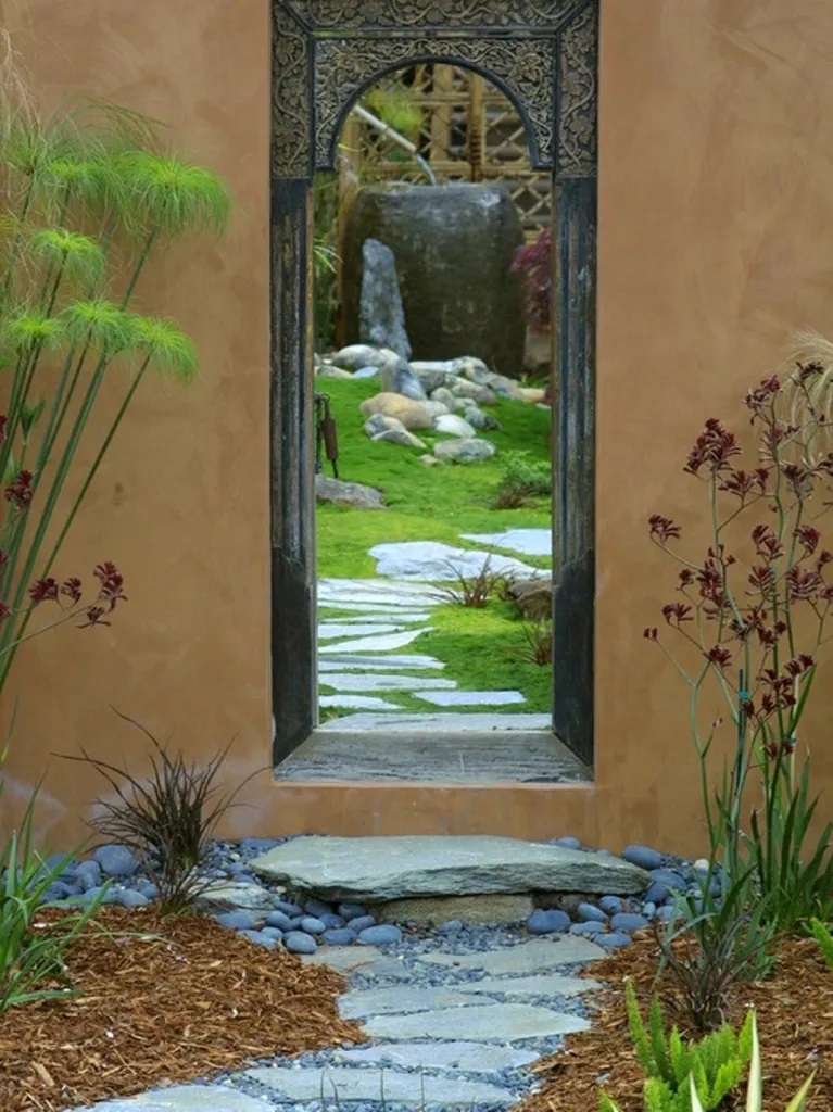 O oglindă sau un desen pe zid poate realiza o "mărire" a gr[dinii urbane