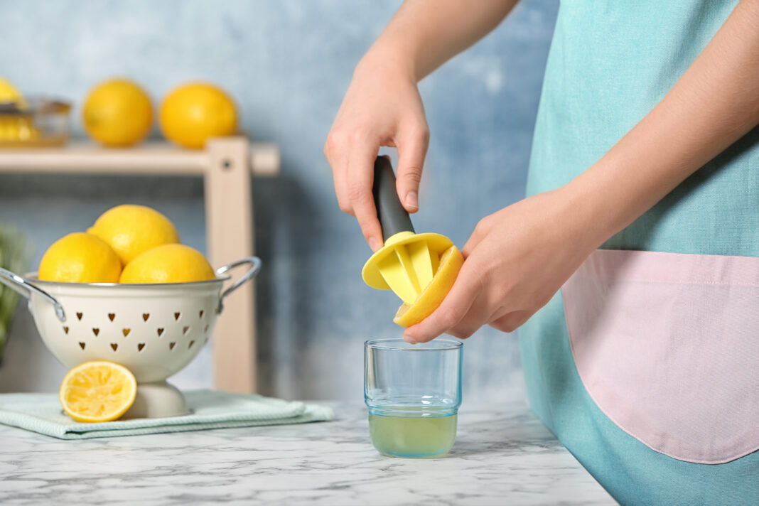 Cum să storci rapid sucul dintr-o lămâie fără să o tai. Trucul este uimitor, ușor de făcut și rapid
