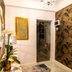 Accente glam sunt realizate prin intermediul tapetului cu modele spectaculoase, candelabrelor şi oglinzilor