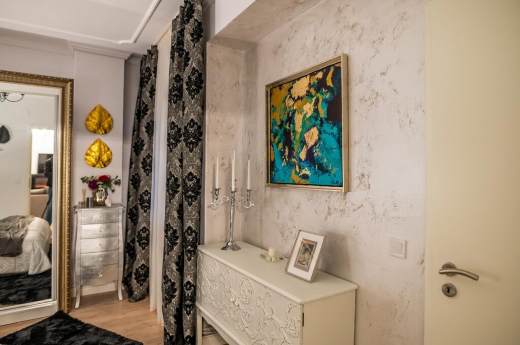 Draperiile şi oerele de artă oferă un plus designului de interior