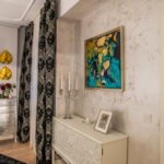 Draperiile şi oerele de artă oferă un plus designului de interior