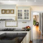 Bucătărie funcţională cu elemente rustice