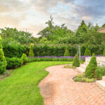 O curte cu dimensiuni generoase şi peluză de iarbă