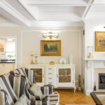 Amenajare în stil clasic tradiţional cu şemineu