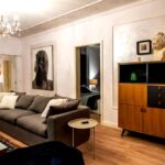 Interiorul cozy şi prietenos este dat de şemineul din living şi de culorile blânde ale pereţilor.