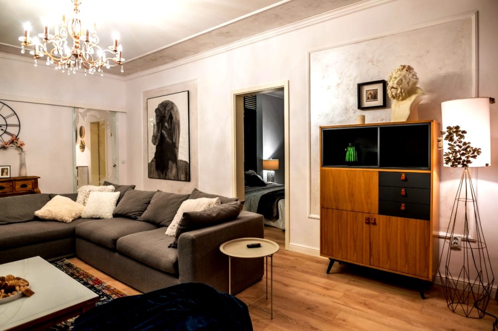 Interiorul cozy şi prietenos este dat de şemineul din living şi de culorile blânde ale pereţilor.