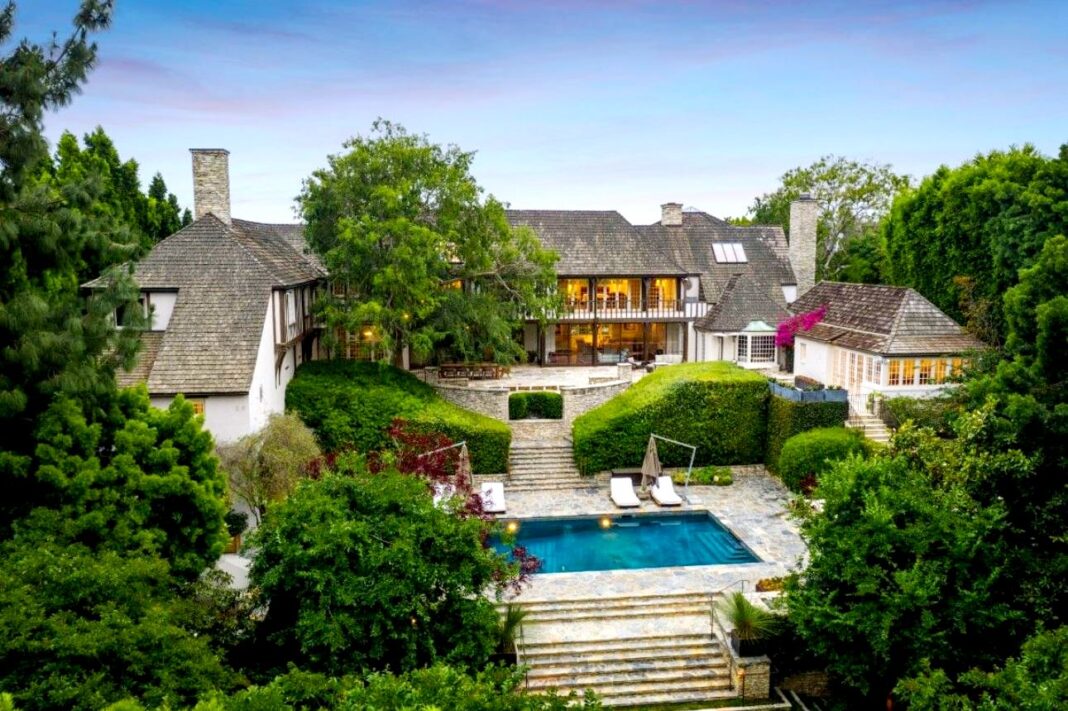 Fosta proprietate a supercuplului Brad Pitt şi Jennifer aniston este un conac cu istorie situat în Beverly Hills Fosta proprietate a supercuplului Brad Pitt şi Jennifer aniston este un conac cu istorie situat în Beverly Hills