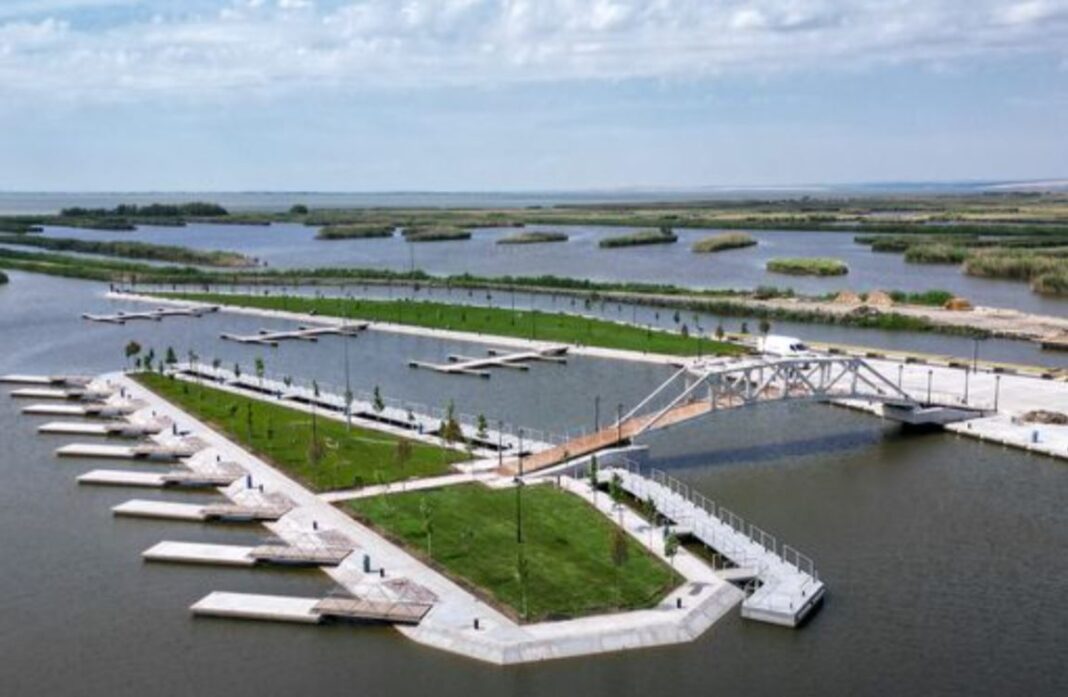 Turiștii au la dispoziție un nou port în Jurilovca, pe lacul Razim