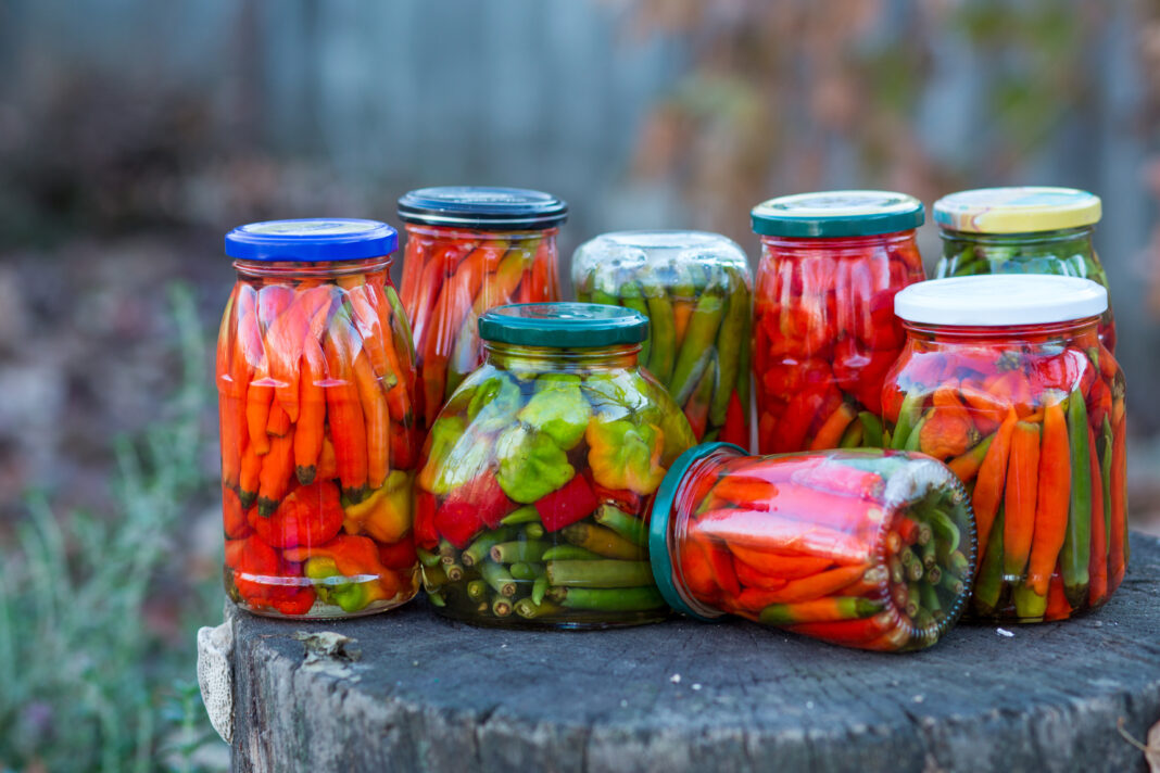 Rețetă: Ardei iuți la borcan fără fierbere