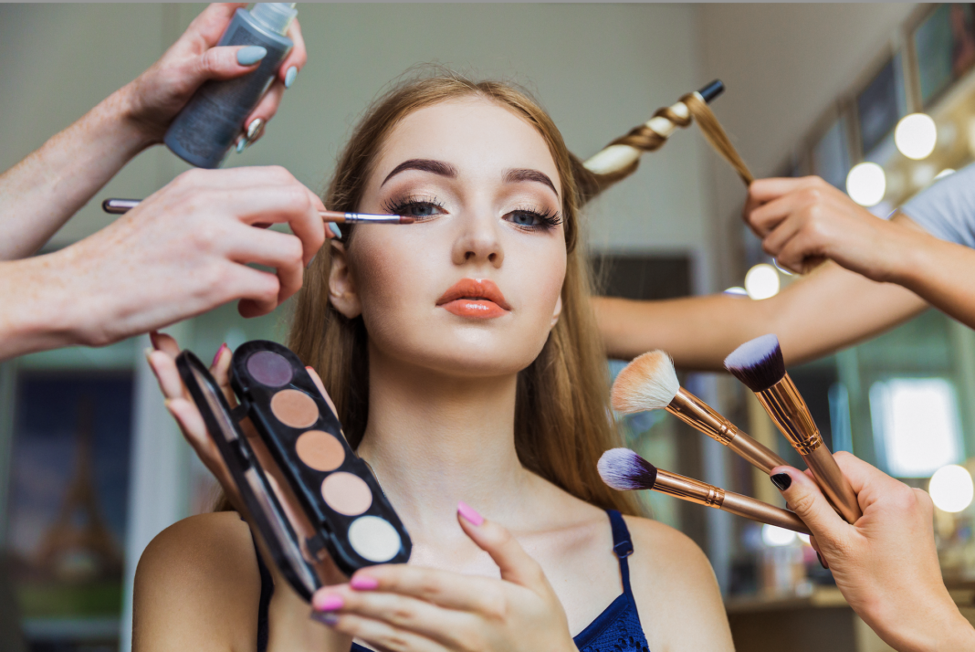 Tendințe în machiajul de toamnă 2023. Ce culori și ce stiluri sunt în trend