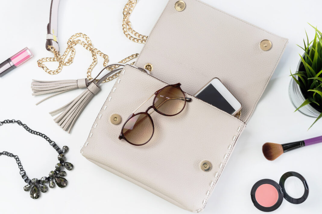 Top 5 accesorii pe care trebuie să le aibă o femeie în garderobă