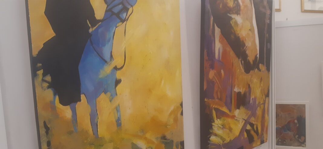 Expoziţa Luminiţei Gliga de la Jockey Club: calul în culori energice şi diferite ipostaze