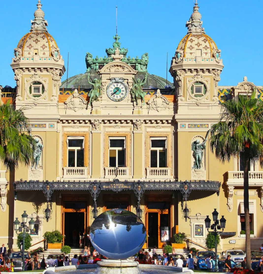 Cazinoul Monte Carlo, clădire emblematică, plină de istorie și artă, construită și decorată în stilul Beaux-Arts