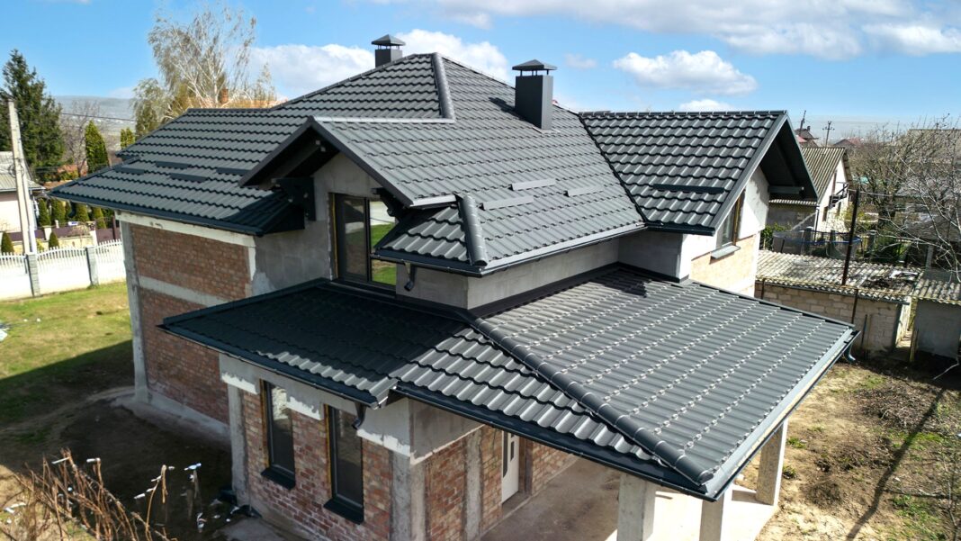 Țigla metalică – Secretul unui acoperiș ce durează o viață