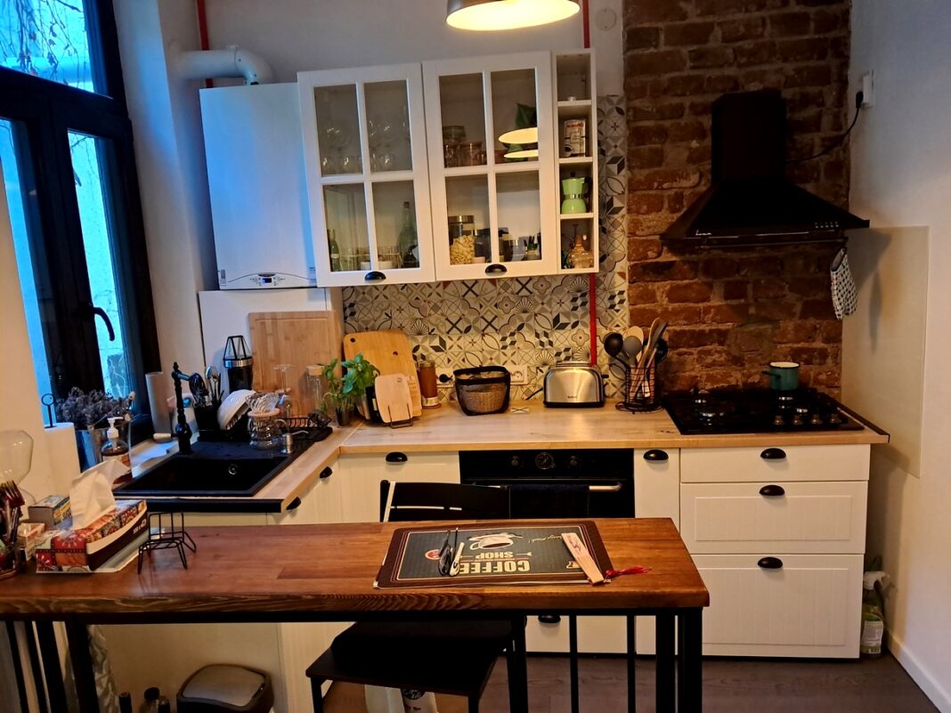 Apartament vechi de 40 de metri pătraţi amenajat în stil industrial – video