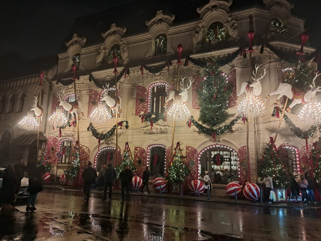 Crăciunul 2024 și decorarea clădirilor