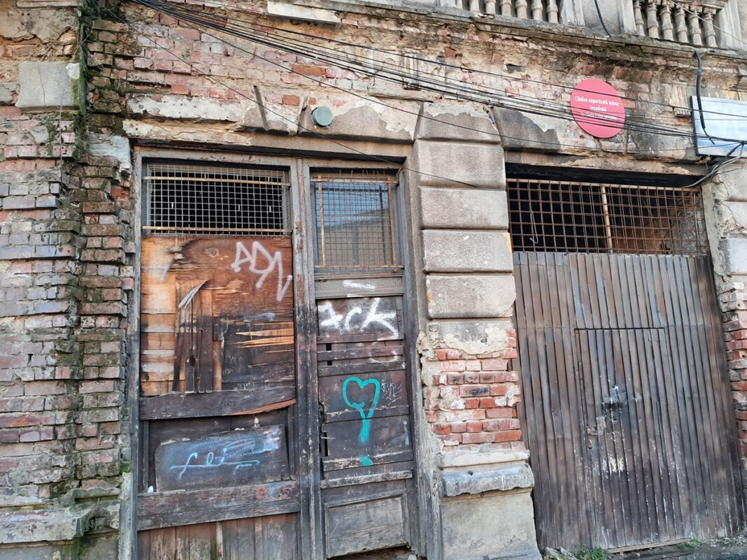 Deși sunt sute de case vechi în ruină, primarul sectorului 1 a taxat doar 13