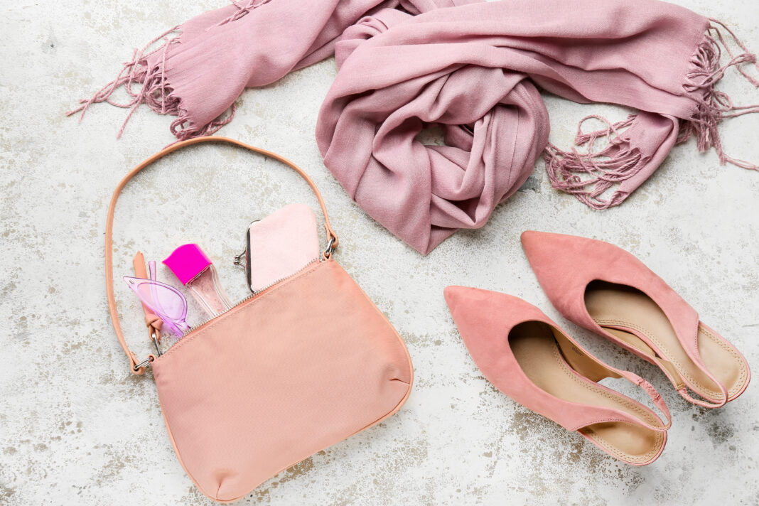 Rozul, culoarea-vedetă a sezonului: ce accesorii alegem?
