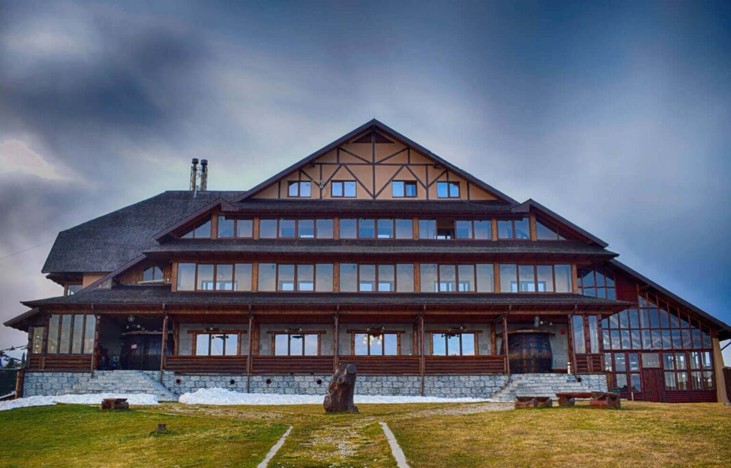 Sus, la Cabana Vârful Ciucaș: povestea Mădălinei Alexe, cabaniera care a transformat singurătatea în comunitate