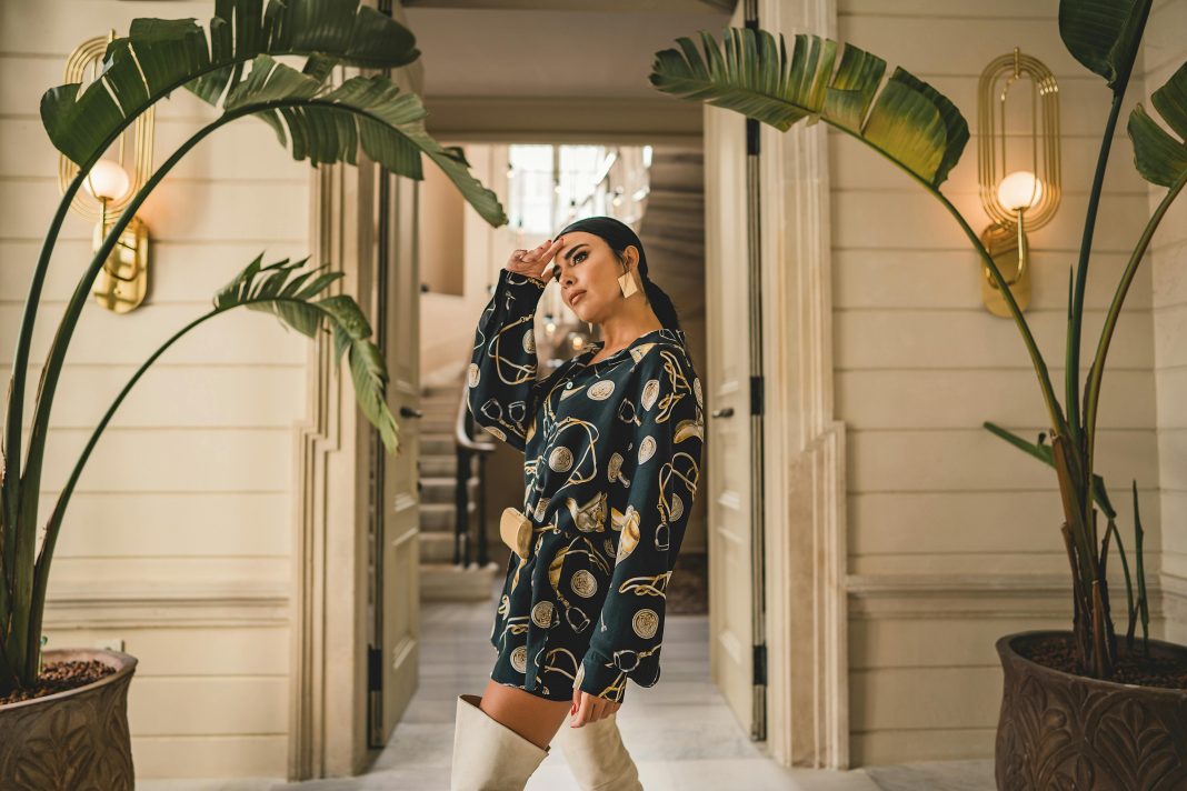 Cum îți construiești o ținută „scumpă” din haine simple, fără să cheltuiești o avere