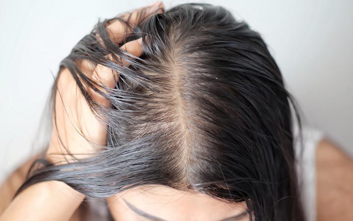 Motivul pentru care părul se îngrașă rapid după spălare. Ce recomandă specialiștii pentru un scalp curat și voluminos Motivul pentru care părul se îngrașă rapid după spălare. Ce recomandă specialiștii pentru un scalp curat și voluminos