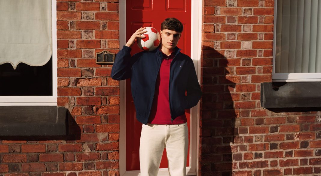 Tommy Hilfiger și Liverpool FC lansează o campanie inspirată de stilul preppy și cultura fotbalului modern Tommy Hilfiger și Liverpool FC lansează o campanie inspirată de stilul preppy și cultura fotbalului modern